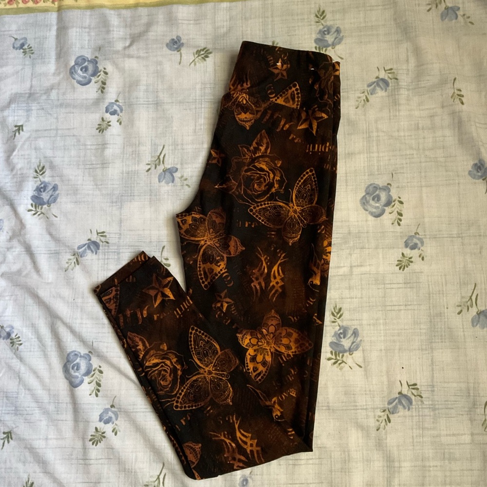 🐥No Boundaries  Butterfly & Rose Print Leggings in Dark Brown and Orange